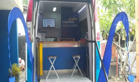 Mobil rumah kreatif BUMN (MRKB) di Denpasar Bali guna mendorong UKM agar dapat  melakukan transaksi bisnis secara online.