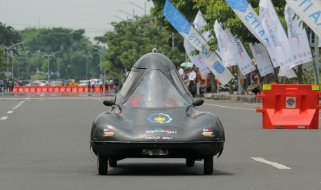 Mobil Sapuangin XI Evo 1 ITS Surabaya melaju di jalan usai peluncurannya di Frontage Road Jalan A Yani, Surabaya, Jawa Timur, Minggu (12/3). T