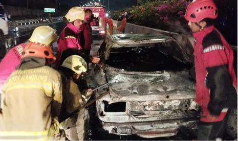 Mobil sedan terbakar di jalan (ilustrasi).  kendaraan listrik terlihat lebih aman dibandingkan kendaraan ICE dalam hal risiko kebakaran.