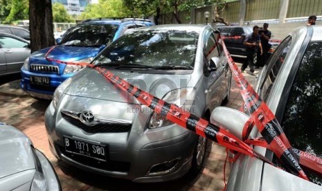 Mobil sitaan KPK dalam kasus mantan Ketua MK Akil Mochtar, terpakir di halaman kantor Komisi Pemberantasan Korupsi (KPK) Jakarta, Jumat (29/11). ( Republika/ Tahta Aidilla)