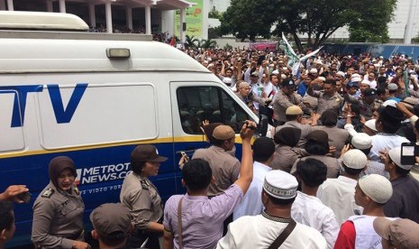 Mobil SNG Metro Tv diusir dan dilarang meiput aksi 4 November di masjid Agung, Medan, Jumat (4/11). 