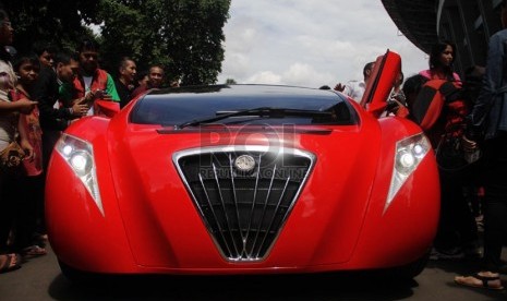   Mobil sport listrik Tucuxi saat diperkenalkan di Gelora Bung Karno, Senayan, Jakarta, Ahad (23/12).  (Republika/Yasin Habibi)