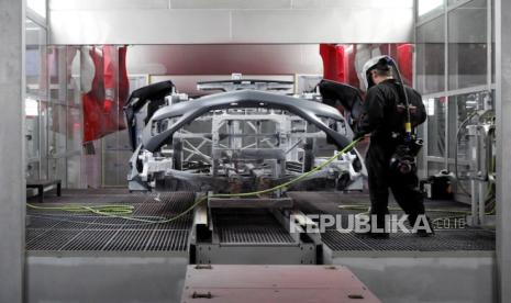 Mobil sport mewah Acura NSX dari Honda Motor Co terlihat di jalur perakitan di Performance Manufacturing Center milik perusahaan di Marysville, Ohio, AS, 11 November 2016.