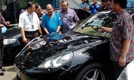   Mobil sport mewah Porche Panamera yang berhasil disita dari tersangka bandar narkoba FA di Jakarta, Kamis (28/3).  (Antara/Ujang Zaeelani)