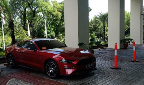 Mobil sport warna merah memakai pelat nomor B 1983 RFD viral di lini media sosial.