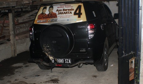 Mobil Suryadi yang terbakar akibat lemparan bom molotov.