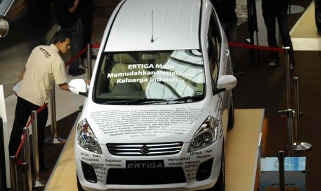 Mobil Suzuki Ertiga Matik terbaru dipamerkan d salah satu pusat perbelanjaan, Jakarta, Jumat (17/5). 