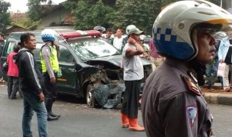 Mobil tahanan Kejaksaan Negeri Depok yang ringsek setelah terlibat tabrakan beruntun di Jalan Juanda, Depok, Kamis (22/6). Mobil itu sempat dibajak seorang narapidana yang ada di dalamnya. 