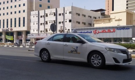  Mobil taksi melintas di jalan King Fahd di daerah Syisyah, Makkah.