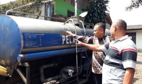 Mobil tangki air PDAM Kota Sukabumi tengah mengisi air dan siap memasok permintaan warga yang naik 100 persen di musim kemarau, Kamis (18/7).