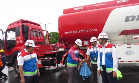 Mobil tangki pengangkut bahan bakar minyak (BBM) berjajar rapi di Terminal BBM Jakarta, beberapa waktu lalu. PT Pertamina Patra Niaga memberikan pelatihan usaha kepada para istri awak mobil tangki, Kamis (14/12), di TBBM Surabaya Group.