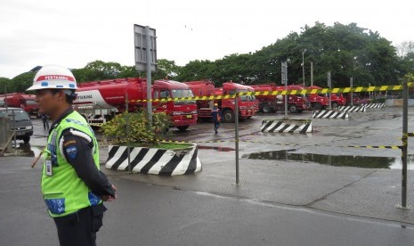 Mobil tangki pengangkut bahan bakar minyak (BBM) berjajar rapi di Terminal BBM Jakarta, beberapa waktu lalu. 