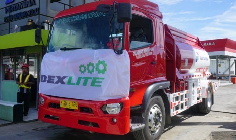 Mobil tanki Pertamina saat uji coba Dexlite di Gunungsitoli, Sumut, Selasa (3/10).