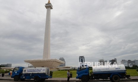 Mobil tanki tempat wudhu disiapkan di kawasan Monas, Jakarta, Kamis (1/12).