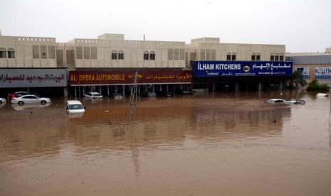 UEA Siaga Penuh dari Ancaman Topan Shaheen. Mobil tenggelam di jalanan yang banjir akibat hujan lebat dan topan Shaheen yang melanda Muskat, Oman pada Ahad (3/10).