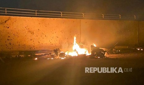 Mobil terbakar di Bandara International Baghdad setelah serangan udara, Jumat (3/1) dini hari. Pentagon pentagon menyatakan militer AS  telah membunuh Jendral Qassem Soleimani, kepala pasukan Quds Force, atas perintah Trump