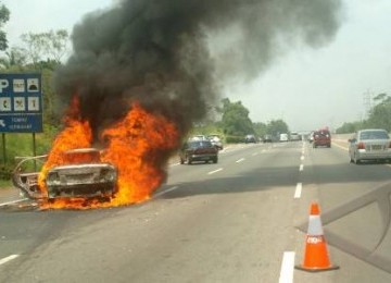 Mobil terbakar di jalan tol, ilustrasi