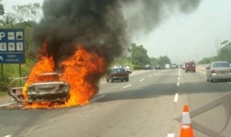 Mobil terbakar di jalan tol, ilustrasi