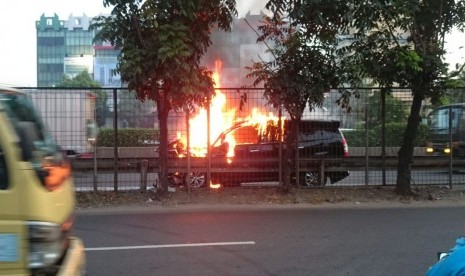 Mobil terbakar di ruas tol Kebon Jeruk