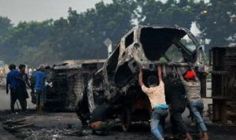 Mobil terbakar usai bentrokan warga, ilustrasi