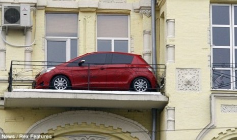 Mobil terparkir di balkon lantai tiga