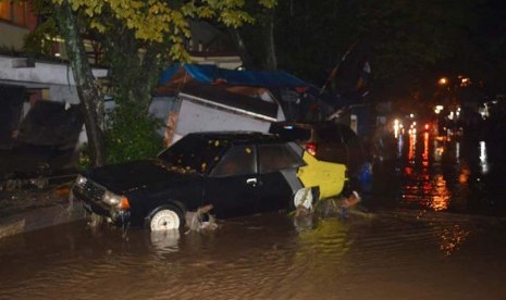 Mobil terseret arus banjir bandang Garut