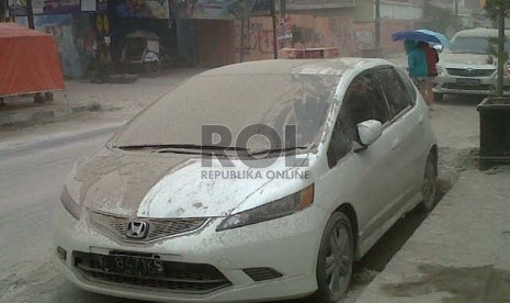 Mobil tertutup abu vulkanik dijalan Prof. Yohanes. Sagan Yogyakarta, ketebalan abu di jalan 3-5 cm