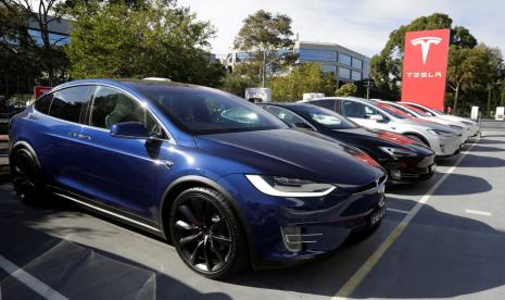 Mobil Tesla Model X (depan) dan Model S (kedua dari kiri) difoto di dealer mobil listrik Tesla di Sydney, Australia, 31 Mei 2017. 