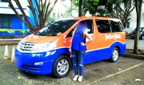 Mobil Toyota Alphard yang disulap menjadi Metromini