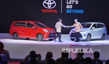  Mobil Toyota Calya secara resmi diluncurkan di ajang GIIAS 2016, Kamis (11/8). (Republika/ Yogi Ardhi)