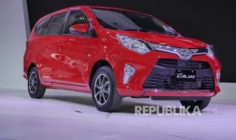 Mobil Toyota Calya secara resmi diluncurkan di ajang GIIAS 2016, Kamis (11/8). (Republika/ Yogi Ardhi)