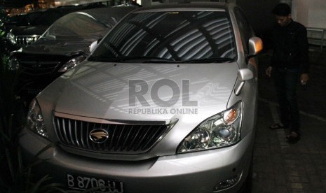  Mobil Toyota Harrier yang merupakan salah satu dari empat kendaraan milik tersangka Irjen Pol Djoko Susilo yang disita penyidik di Gedung KPK,Jakarta, Selasa (12/3). (Republika/Yasin Habibi)