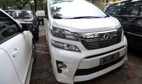  Mobil Toyota Vellfire dengan plat nomor B 510 JDC yang disita KPK dari rumah artis Jennifer Dunn terparkir di Halaman KPK Jakarta, Kamis (13/2). (Antara/Wahyu Putro)