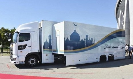 Mobil truk yang diubah menjadi masjid kelilng untuk persiapan fasiitas Muslim di ajang Olimpiade Tokyo 2020 dan Paralimpiade