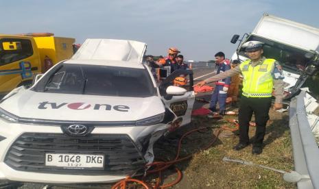 Mobil TV One dilaporkan mengalami kecelakaan di KM 315+600 A Pemalang-Batang Tol Road atau dari arah Jakarta hendak ke Semarang, Kamis (31/10/2024). 