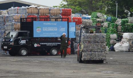 Mobil untuk pengumpulan galon pasca konsumsim