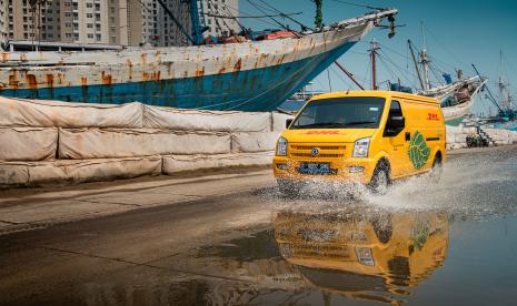  Mobil van listrik (e-van) milik DHL Express Indonesia. DHL Express gunakan 24 van listrik di Jakarta dan Bandung 