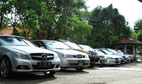 Mobil warna perak