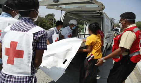 Mobil WHO yang membawa swab uji Covid-19 diserang di Rakhine.