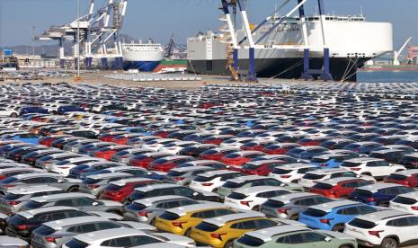 Mobil yang akan diekspor terparkir di terminal pelabuhan Yantai, provinsi Shandong, China, 10 Januari 2024.