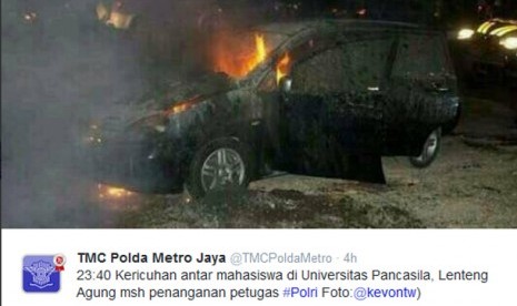 Mobil yang dibakar mahasiswa saat bentrokan di Universitas Pancasila pecah, Rabu (7/10) malam. 