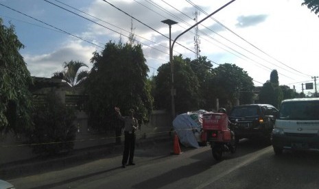 Mobil yang diberhentikan usai menolak diperiksa saat hendak masuki Polda DIY, Selasa (3/7).  Saat ini, mobil masih ada di pinggir jalan sebelah SMP Negeri 1 Seyegan usai terlibat kejar-kejaran.