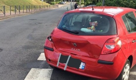 Mobil yang digunakan untuk menabrak kerumunan di sebuah masjid di Creteil, pinggiran ibu kota Paris, Prancis, Kamis (29/6).