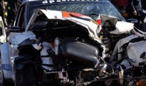 Mobil yang dikendarai Robert Kubica dalam relli di Italia hancur setelah menghantam dinding pembatas