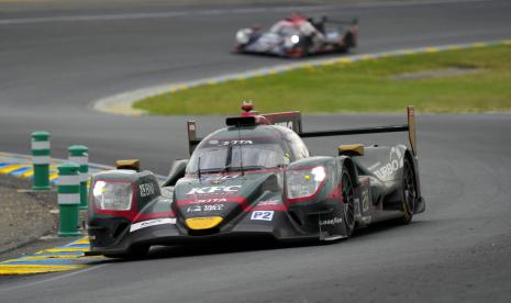 Mobil yang dikendarai Sean Gelael (Indonesia), Stoffel Vandoorne (Belgia), dan Tom Blomqvist (Inggris) dalam balap ketahanan 24 jam Le Mans, Prancis. (AP Photo/Francois Mori)