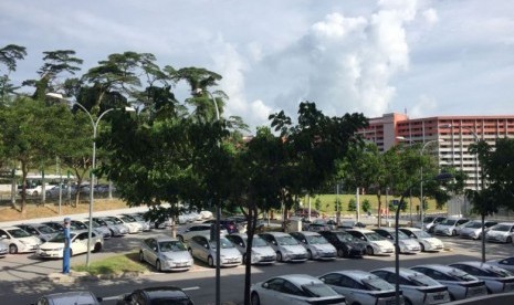 Mobil yang diparkir di Singapore General Hospital.