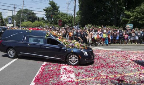 Mobil yang membawa jenazah petinju legendaris Muhammad Ali dipenuhi bunga dari pengagum Ali, Jumat, 10 Juni 2016.