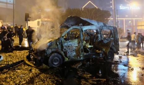 Mobil yang terbakar usai ledakan di Istanbul, Turki, 10 Desember 2016.