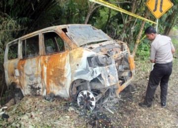 Mobil habis terbakar usai kerusukan Ahmadiyah di Cikeusik, Banten.