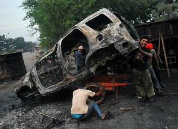 Mobil terbakar akibat bentrok warga, ilustrasi